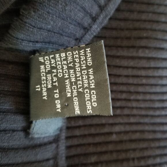 R-Q-T RIBBED BLACK KNIT SWEATER W/ BEADS. SZ XL - Picture 10 of 11